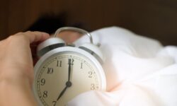 Почему сон после 06:30 может привести к развитию онкологии, диабета и депрессии