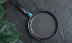 Врач-терапевт Десаи назвала опасными для здоровья сковороды с антипригарным покрытием