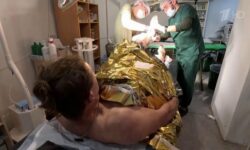 Кадры из уникального подземного госпиталя, в котором военврачи спасают жизни бойцов