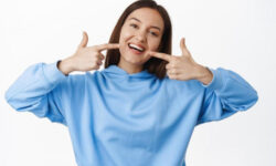 Стоматолог опровергла пользу отбеливания зубов содой и лимонным соком