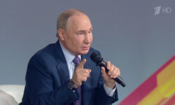 Память о подвиге защитников Отечества составляет одно из сутевых начал народа России, заявил президент