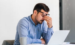 30% россиян погрязли в переработках
