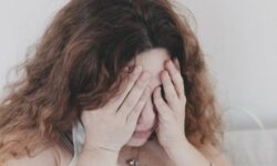 Врач перечислил признаки, которые указывают на тромб в головном мозге