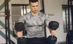 «Молотки» с гантелями: мощное упражнение на бицепс и предплечья