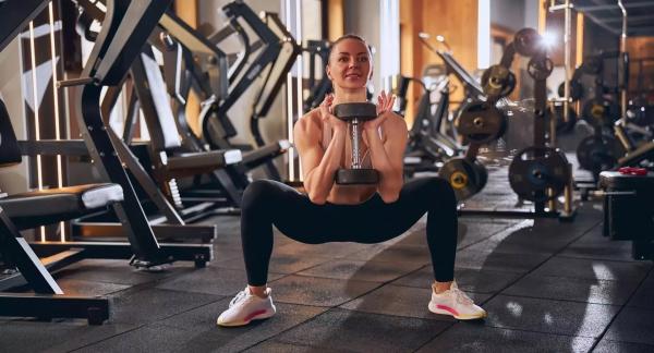 10 эффективных упражнений для ног с гантелями 10 эффективных упражнений для ног с гантелями