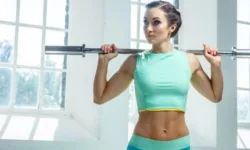 10 упражнений со штангой для женщин, которые помогут сбросить жир и подтянуть фигуру