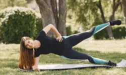 Мах согнутой ногой на боку: простое движение, которое подтягивает ягодицы и укрепляет спину (видео)